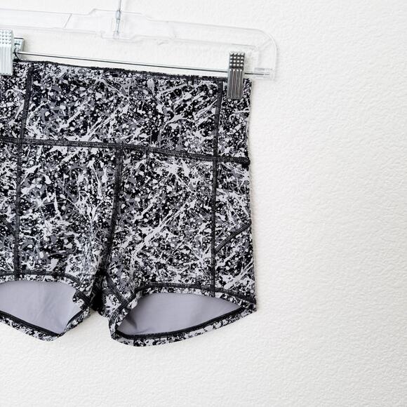 [Lululemon] In Movement Shorts Everlux Paint Splash Black Silver Drop Workout 4 - Picture 5 of 12